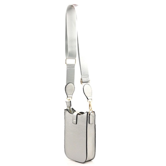 This Fleurish Jewelry mini saddle messenger bag is a must-have accessory for any - Picture 8 of 8